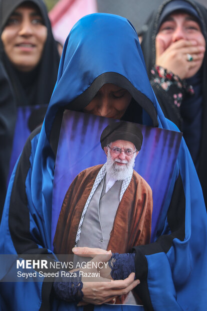 غریبان را دل از بهر تو خون است، دل خویشان نمی‌دانم که چون است