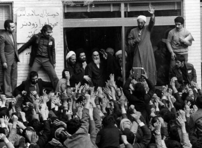 موجی که دیگر نمی‌شد جلویش را گرفت، حتی با ردیف ماشین‌های ارتشی