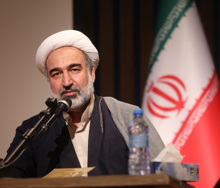 نویسندهای که به دست رهبر شهید انقلاب ملبس و معمم شد